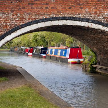 Learn how to handle a narrowboat